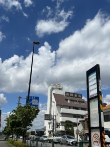 前田病院の向かいに東久留米駅、清瀬駅行バス停があります