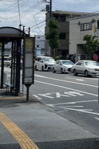 病院出て左に歩き、歩道を渡ると武蔵小金井駅行バス停があります